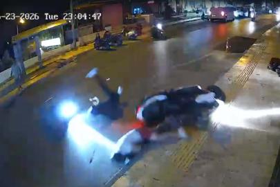 Bodrum'da 2 motosiklet çarpıştı; kaza kamerada