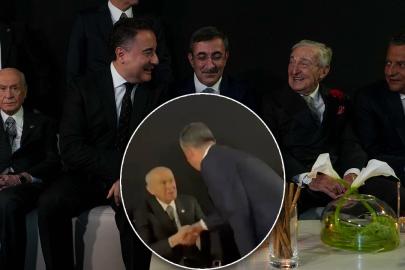Sert mesajlardan sonra gözler üzerlerindeydi. Bahçeli ve Özel tokalaşıp sohbet etti