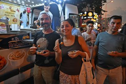 Büyükşehir Mevlit Kandili'nde 19 ilçede lokma ikram etti