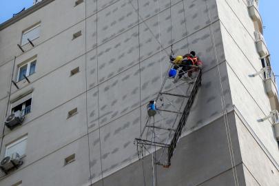 Çalıştıkları iskelenin halatı kopunca 10’uncu kat hizasında mahsur kalan 2 işçi kurtarıldı