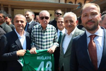 Cumhurbaşkanı Erdoğan’a 48 numaralı Muğlaspor forması takdim edildi