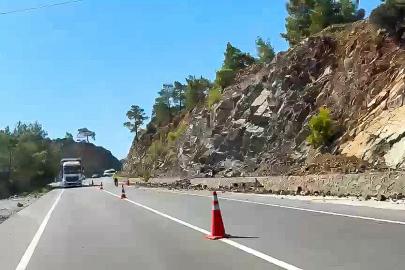 Muğla’da yamaçtan kopan kaya parçaları yola düştü