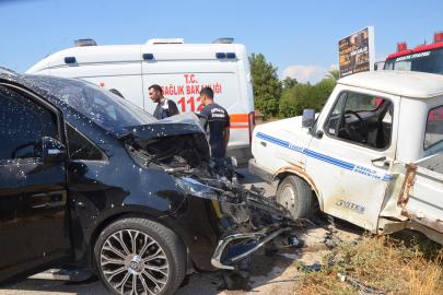 Panelvan minibüs ile kamyonet çarpıştı: 1 yaralı