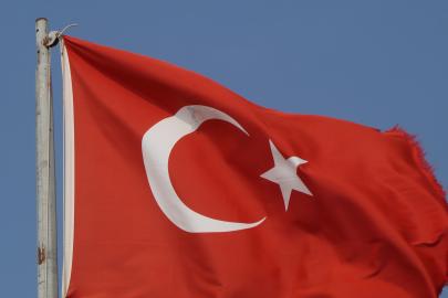 Türk bayrağına tüfekle zarar verildi